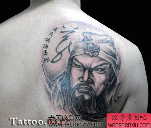 一幅背部关公头像纹身图案