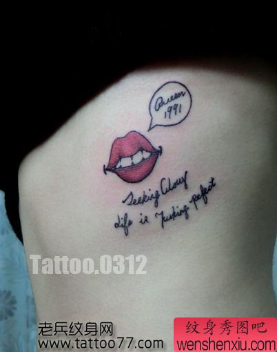 美女侧腰唇印字母纹身图案
