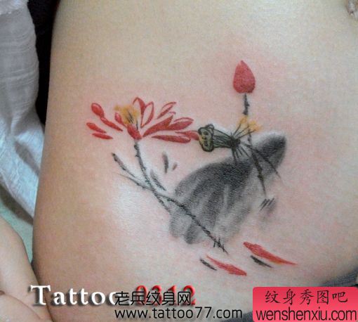 美女腹部水墨画锦鲤莲花纹身图案