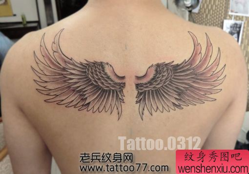 背部时尚流行的翅膀纹身图案