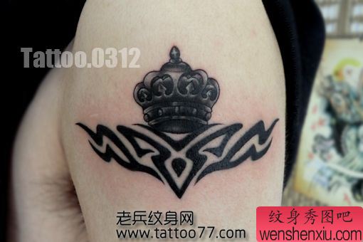 手臂经典时尚的皇冠纹身图案