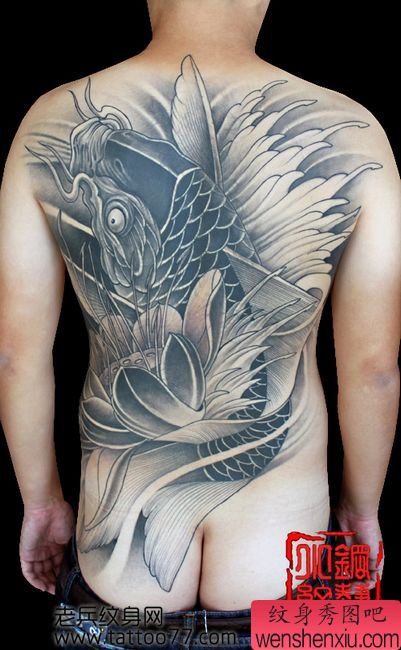 经典的满背黑灰鲤鱼莲花纹身图案
