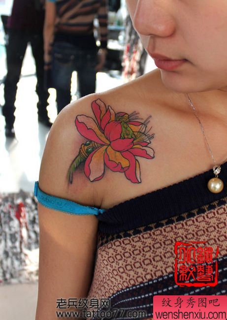 一幅女孩子肩部彩色莲花纹身图案