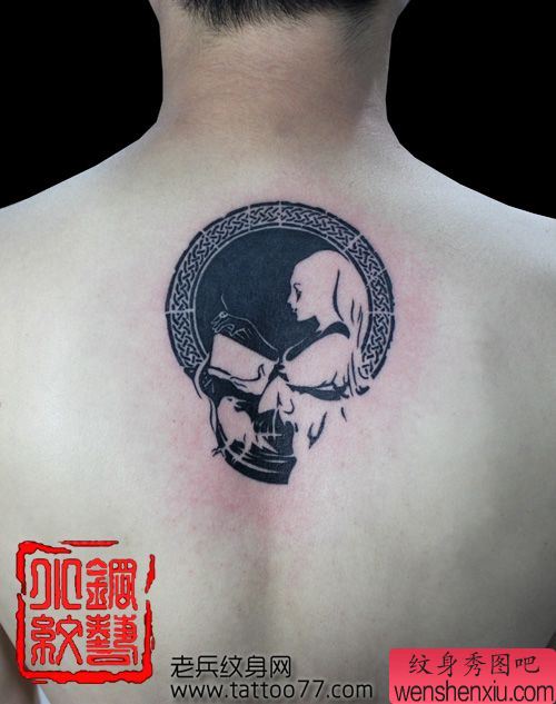 背部一幅另类的图腾骷髅美女纹身图案