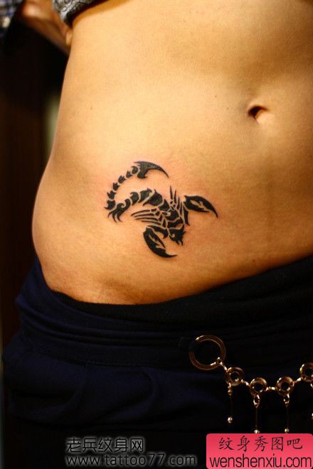 男生喜欢的腹部图腾蝎子纹身图案