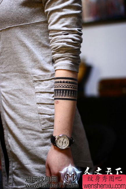 时尚经典的图腾臂环纹身图案