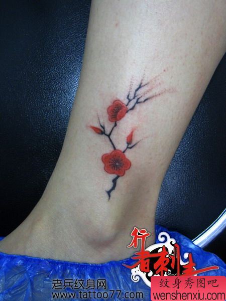 女生喜欢的腿部梅花纹身图案