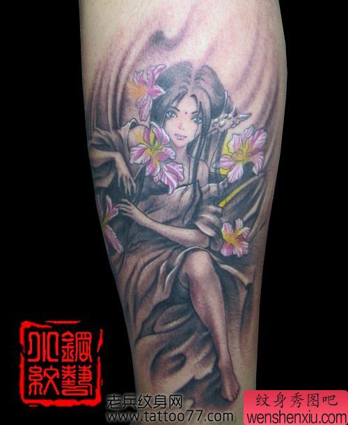 一幅腿部漂亮的美女纹身图案