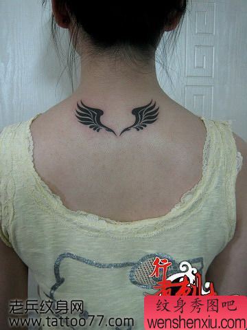 一幅流行的图腾翅膀纹身图案