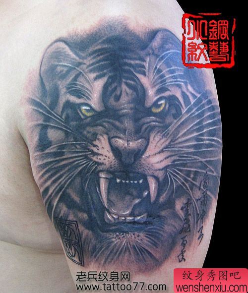 大臂凶猛的虎头纹身图案
