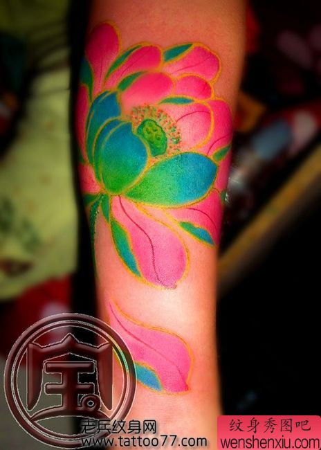 一幅华丽的彩色莲花纹身图案