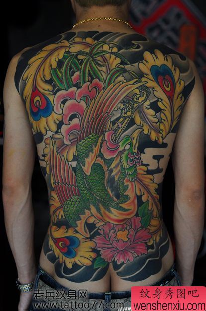 好看的满背彩色凤凰纹身图案