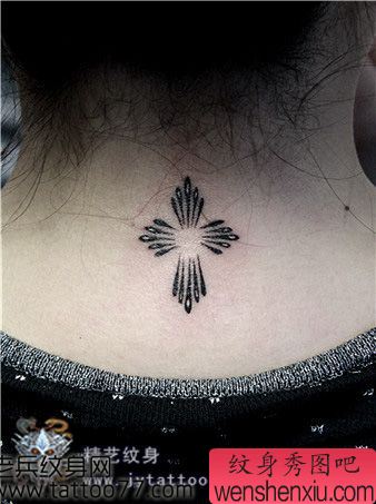 女生喜欢的颈部小巧的图腾纹身图案