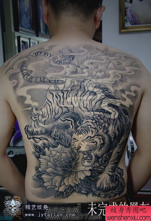 男性喜欢的满背老虎纹身图案