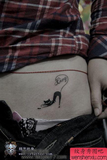 女孩子喜欢的腹部图腾猫咪纹身图案