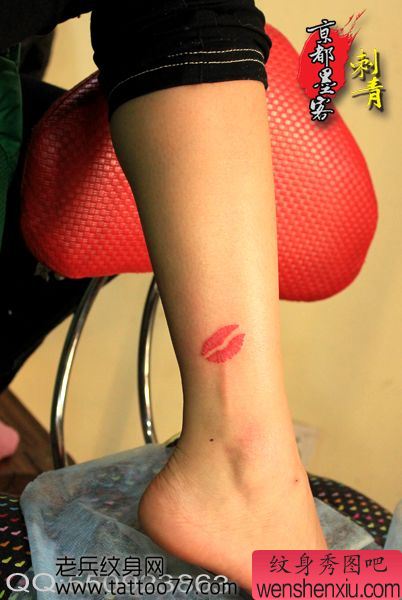 一幅好看的美女腿部唇印纹身图案