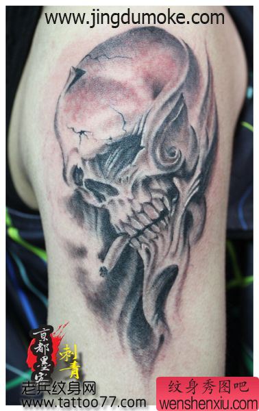 一幅手臂帅气的骷髅纹身图案