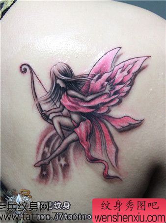 一幅女孩子肩部精灵纹身图案
