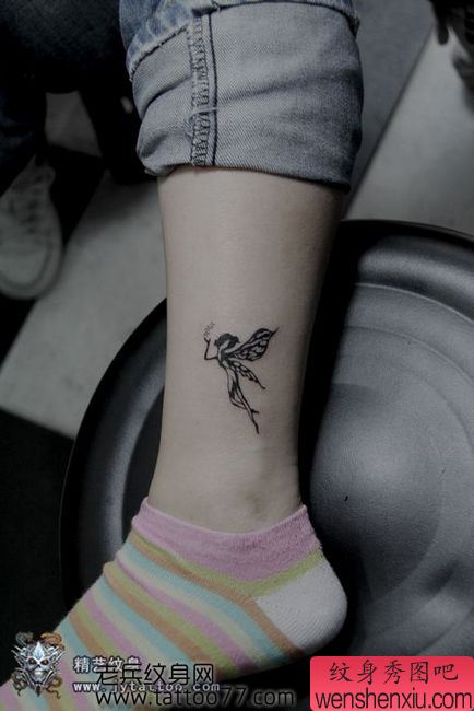 一幅女孩子腿部图腾精灵纹身图案