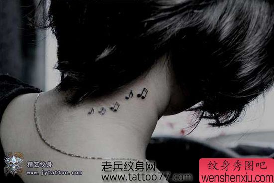 一幅时尚的的美女颈部音符纹身图案