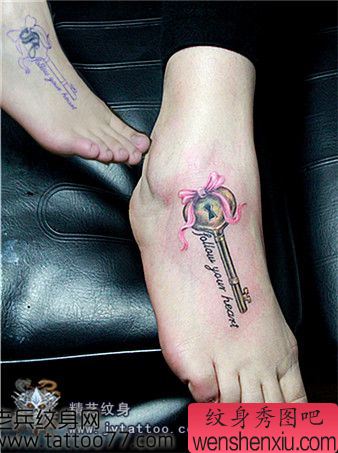 一幅女孩子脚部蝴蝶结钥匙纹身图案