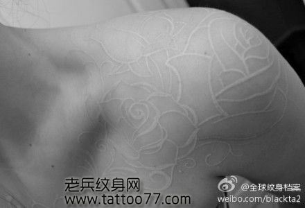 一幅另类的白色玫瑰花纹身图案