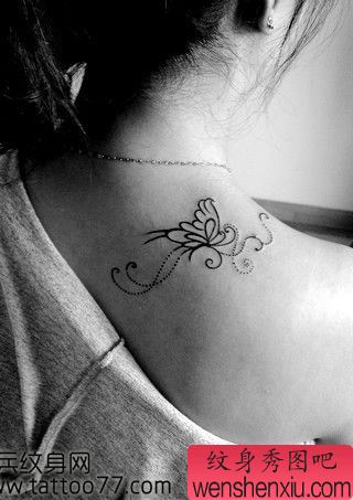 美女肩部好看的图腾蝴蝶纹身图案