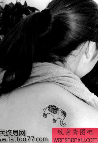 一幅女生喜欢的可爱图案大象纹身图案