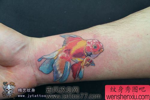 女孩子喜欢的手臂彩色小金鱼纹身图案