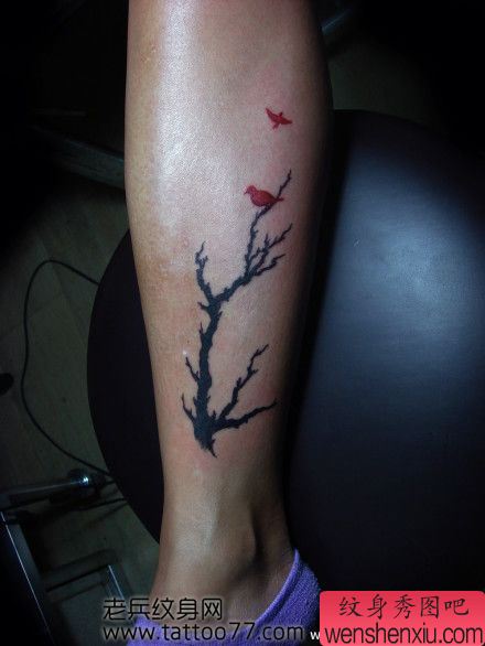 腿部好看时尚的图腾树小鸟纹身图案