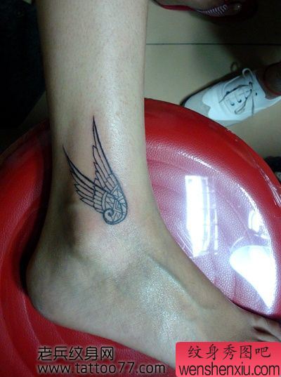 美女脚踝处图腾翅膀纹身图案