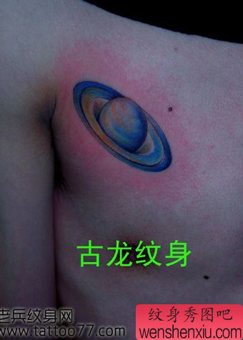 胸部彩色小星球纹身图案