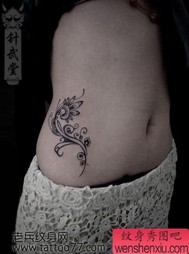一幅好看的女孩子腹部图腾纹身图案