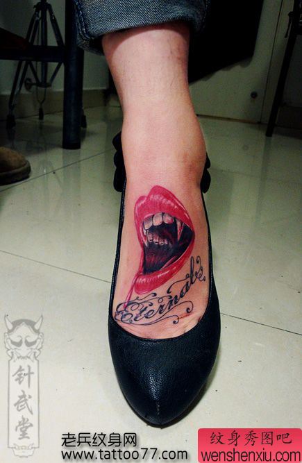 一幅美女脚部另类的吸血鬼唇印纹身图案