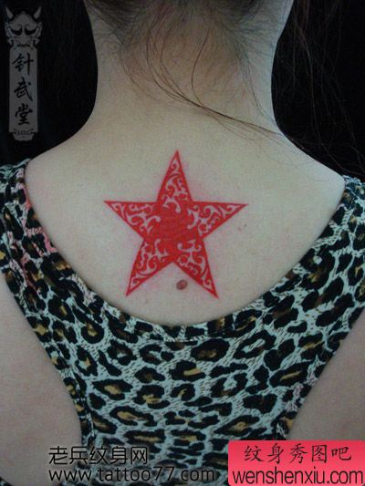 一幅女孩子背部彩色图腾五角星纹身图案