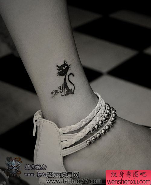 女孩子腿部可爱的图腾猫咪纹身图案