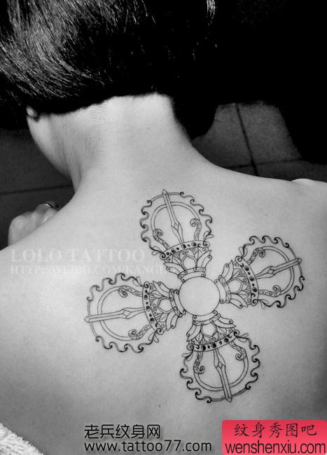 美女背部好看的金刚杵纹身图案