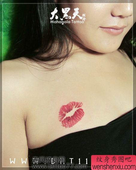 美女胸部好看的唇印纹身图案
