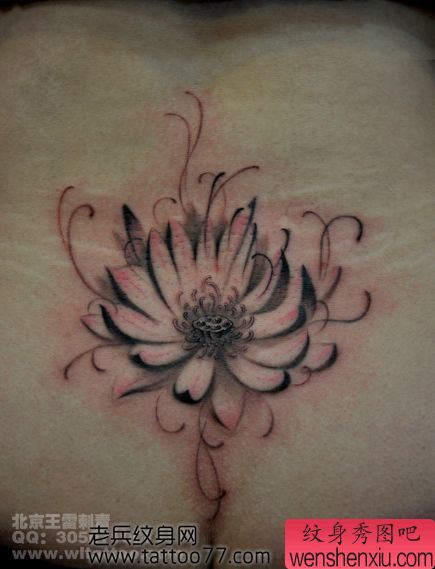 女孩子腰部好看的莲花纹身图案
