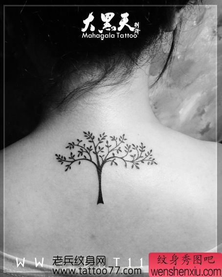 一幅女孩子颈部图腾树纹身图案