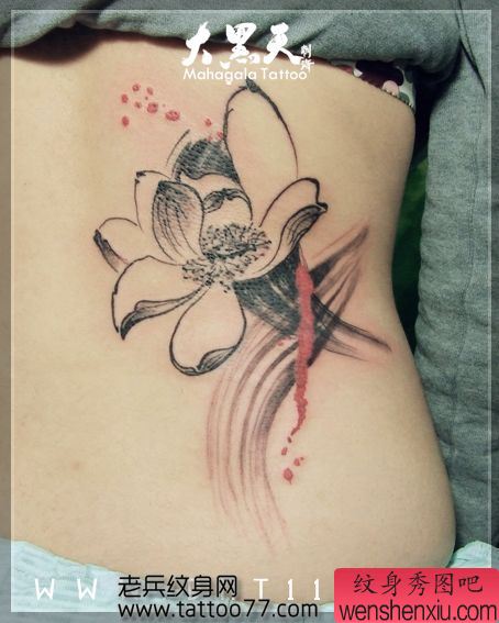 女孩子腰部水墨画莲花纹身图案