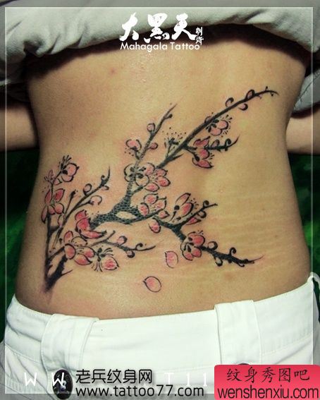 女孩子喜欢的腰部梅花纹身图案