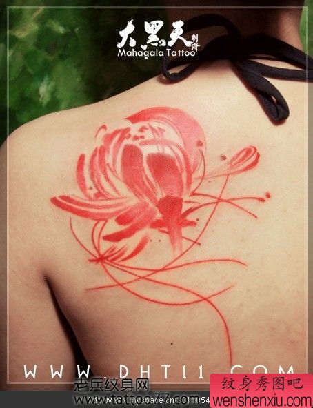 一幅女生背部好看的水墨画莲花纹身图案