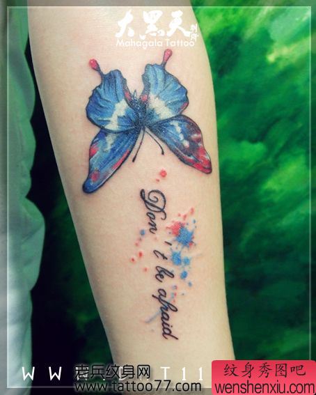 一幅女孩子手臂好看的蝴蝶字母纹身图案