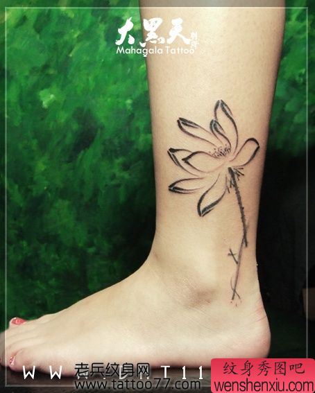 女孩子腿部水墨画莲花纹身图案