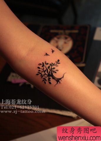 时尚的一幅手臂树纹身图案