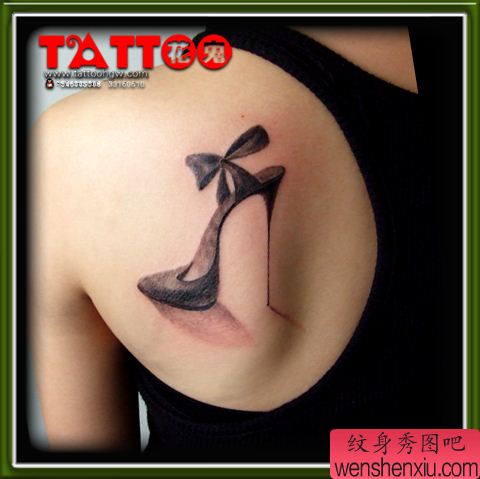 美女肩部一幅流行的高跟鞋纹身图案