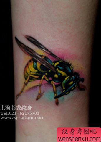 一幅好看的彩色小蜜蜂纹身图案