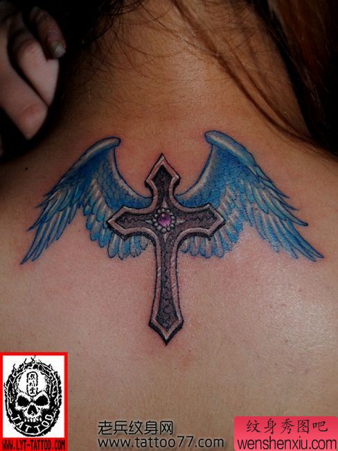 女孩子颈部十字架翅膀纹身图案