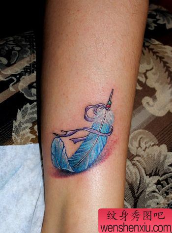 腿部好看的羽毛纹身图案